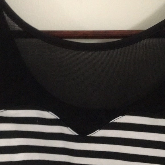 black and white crop top - Picture 2 of 4